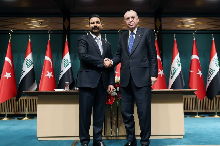 أردوغان والزيدي خلال مراسم توقيع 3 مذكرات تفاهم بين بلديهما (وكالة الأناضول)